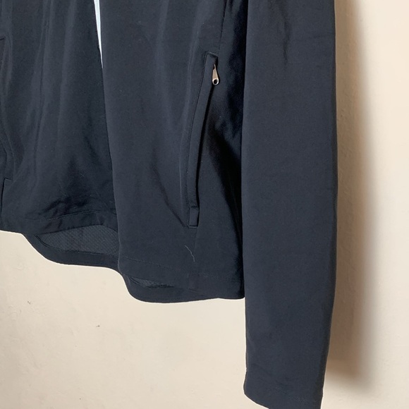 Lululemon black windbreaker with zip in hood and side vents Size XL - Picture 3 of 9